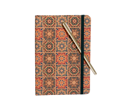 Notebook və qızılı qələm