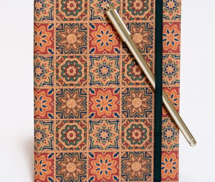 Notebook və qızılı qələm