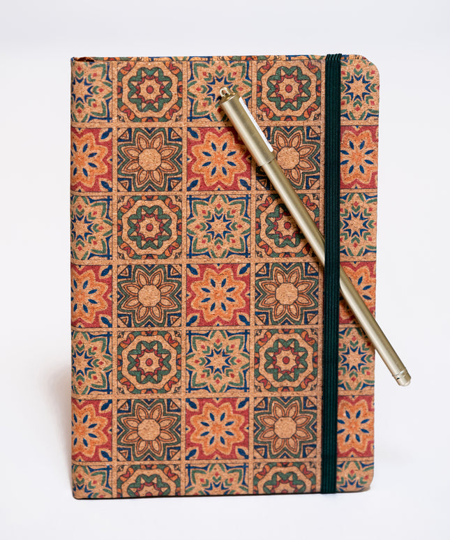 Notebook və qızılı qələm